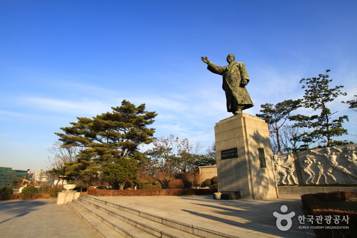 백범김구선생상 (남산공원 백범 광장)